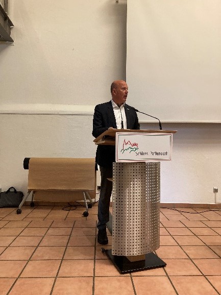 Landrat Frank Rock hält eine Eröffnungsrede 