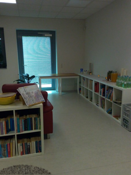 Glastüre mit heruntergelassenem Rollladen