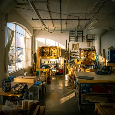 Eine helle Werkstatt mit vielen Werkzeugen.