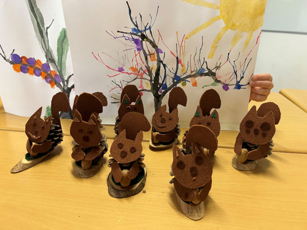 Winter mit allen Sinnen Eine Gruppe von Eichhörnchen aus Tannenzapfen.